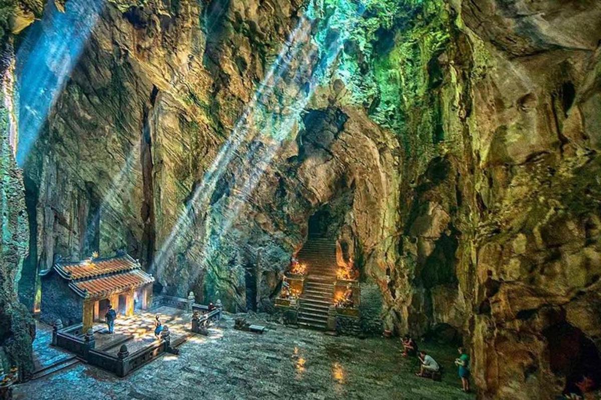 uma caverna com uma escada em uma parede de rocha