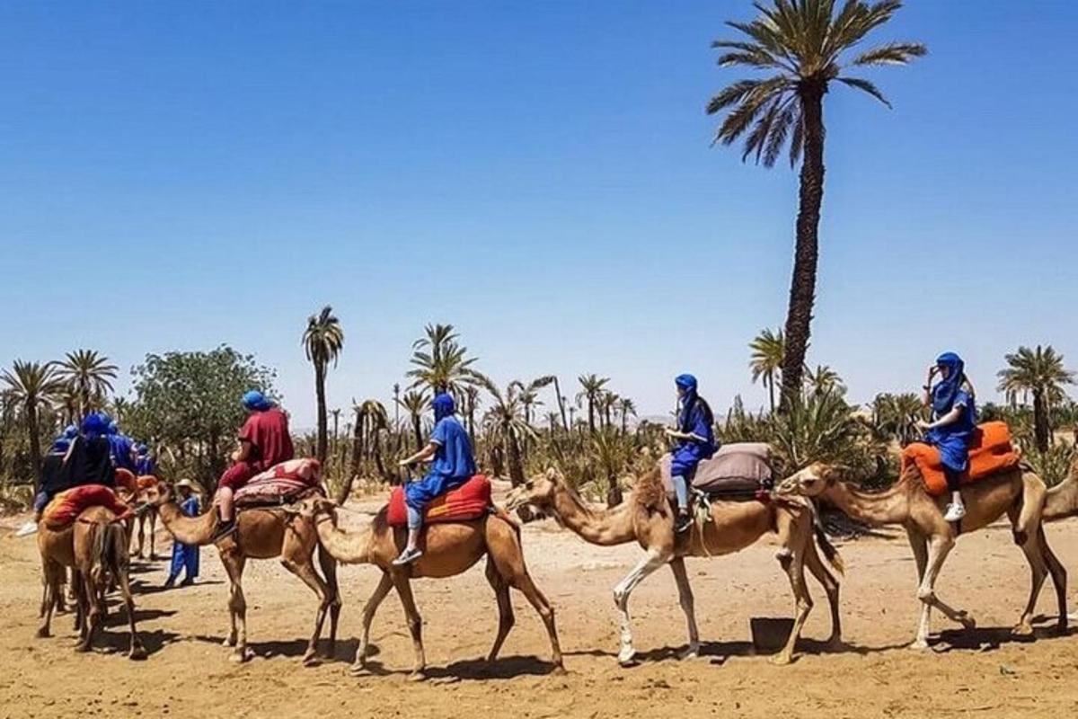 Un grupo de personas montando camellos en el desierto.