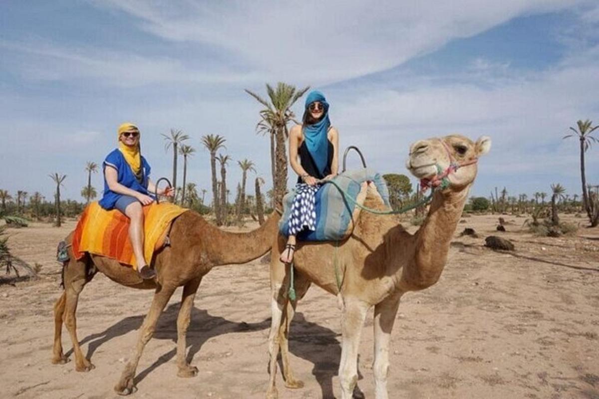 Dos mujeres montando un camello en el desierto
