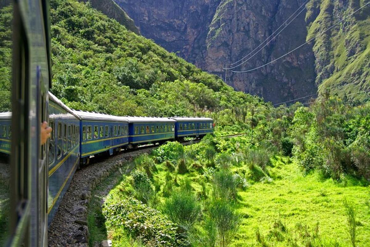 kereta api biru melalui lembah gunung