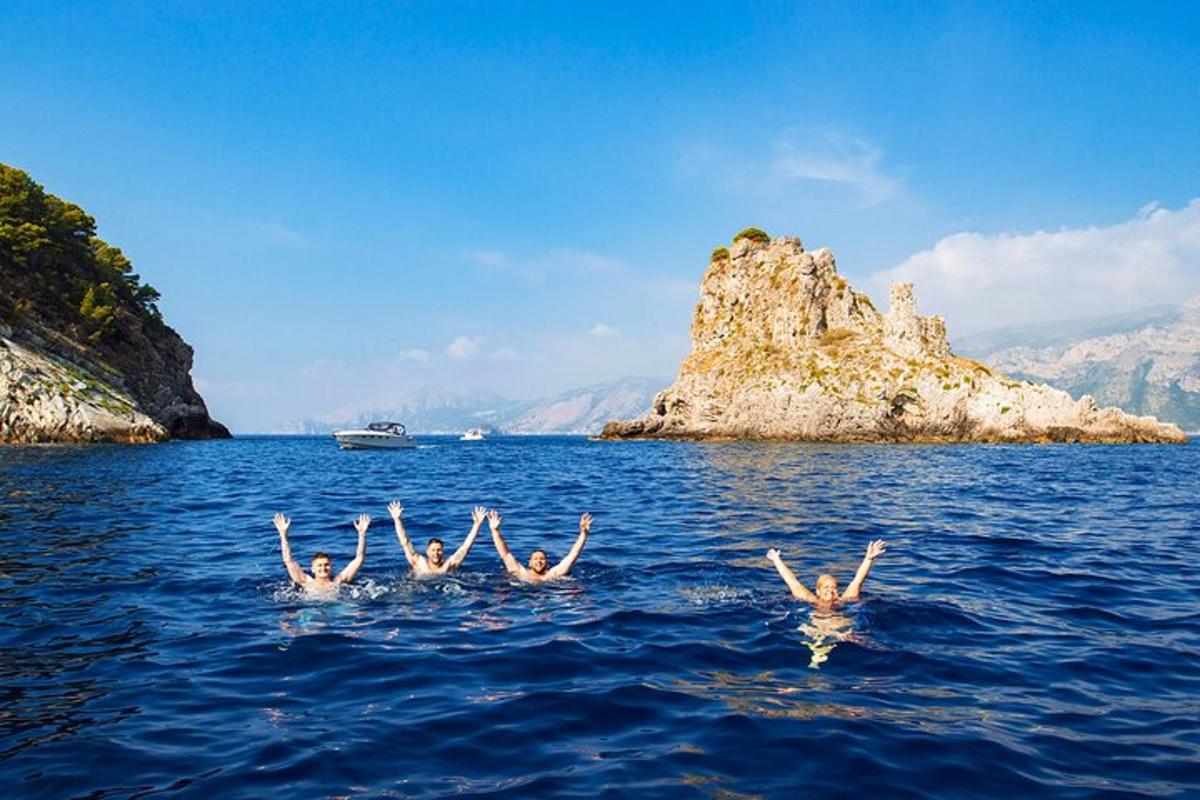 un groupe de personnes nageant dans l'eau