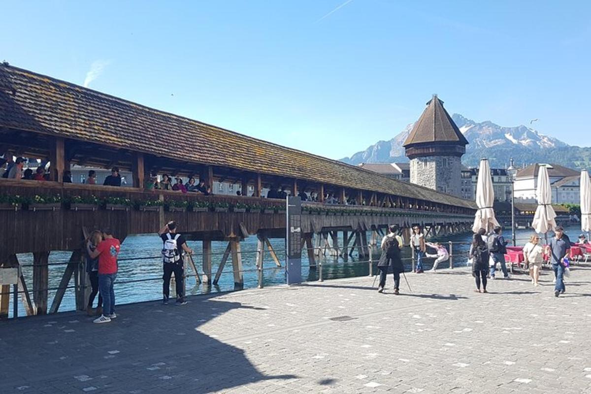 un ponte di legno con persone in piedi su un molo