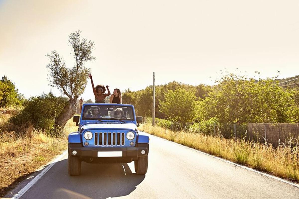 due persone sul retro di una jeep su una strada