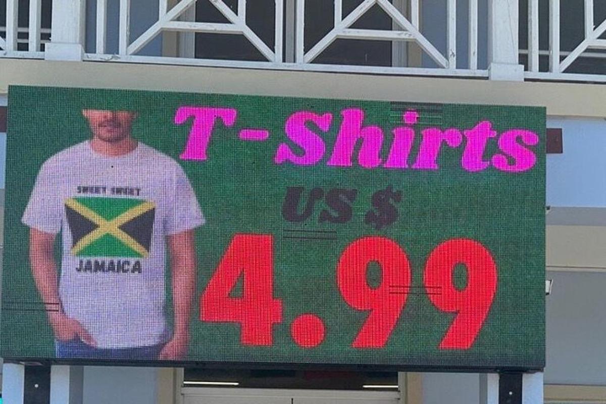 cedule s mužem na baseballovém zápase