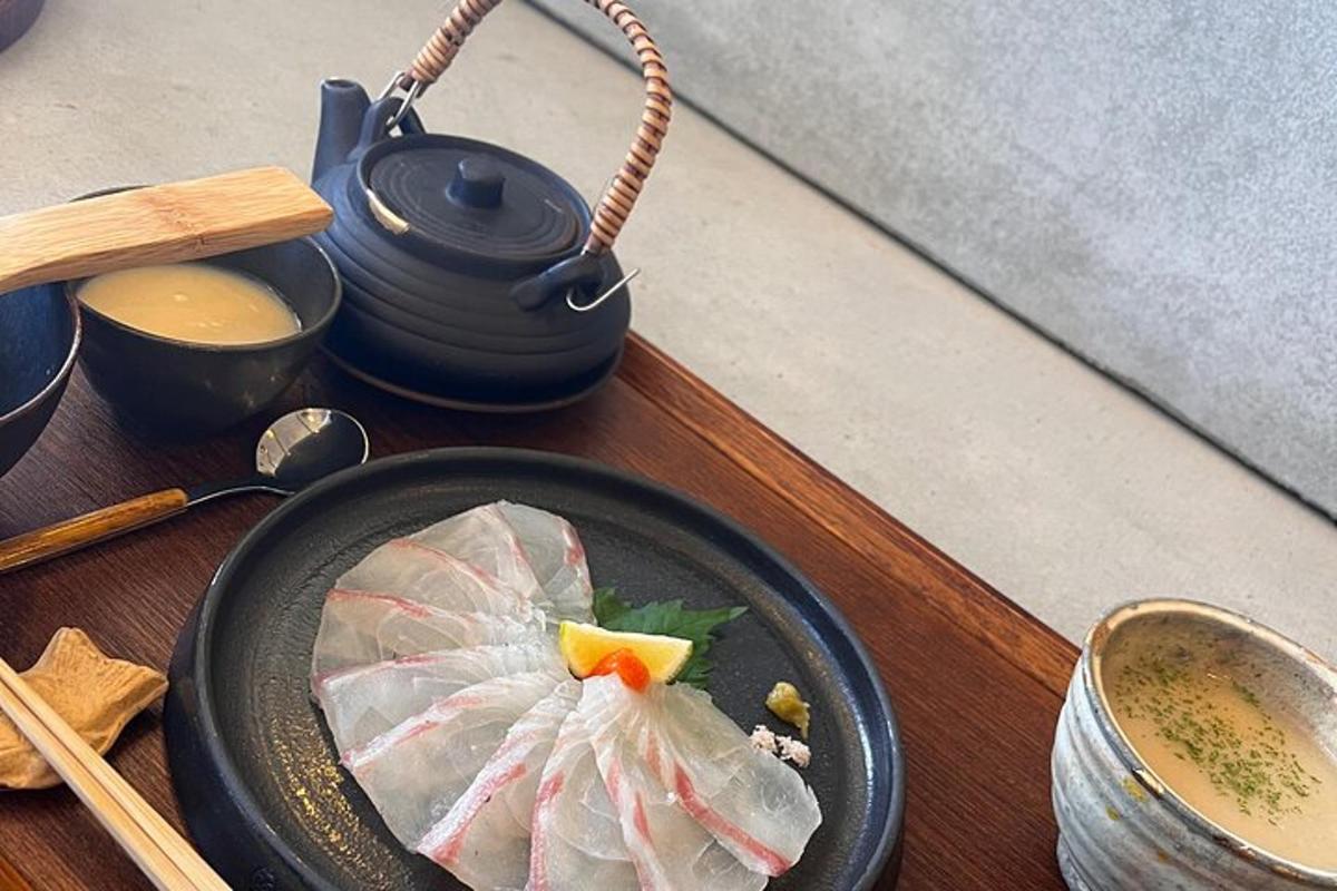 une assiette de nourriture sur une table avec des baguettes