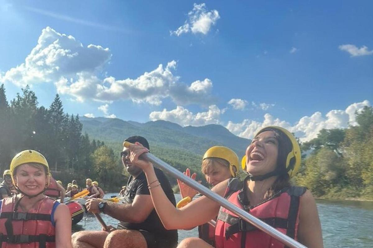 hópur fólks sem siglir á rafting á ánni