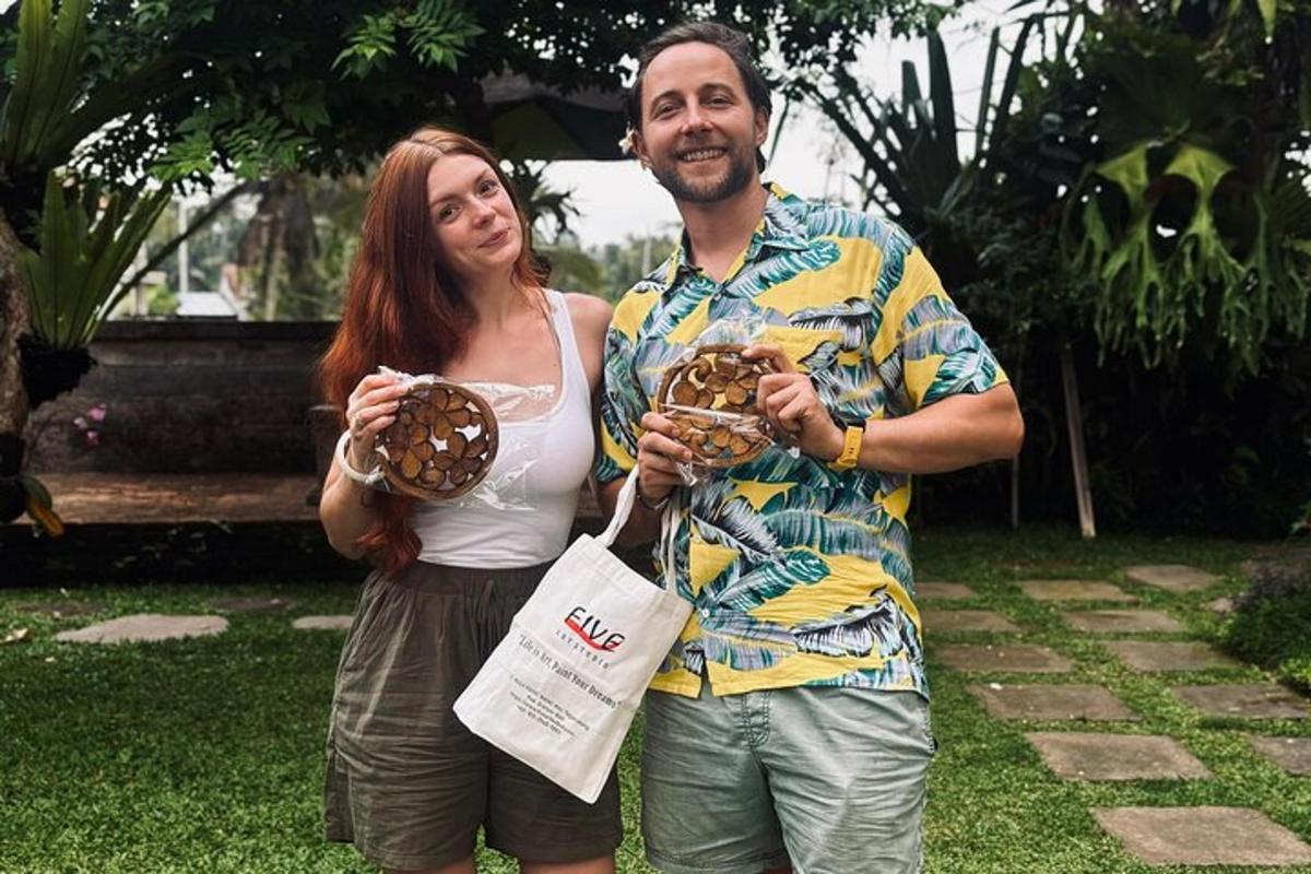 un home i una dona sostenint dos donuts