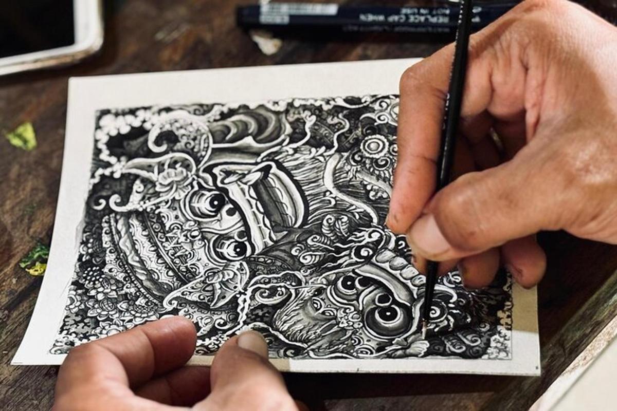 una persona che scrive su un disegno con una matita