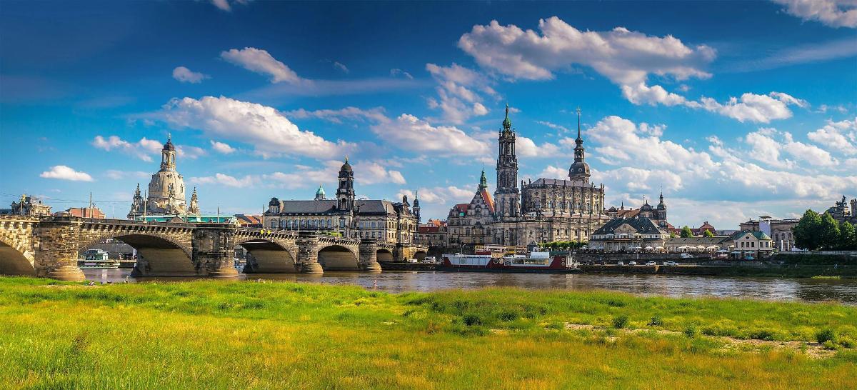 una ciudad con un puente y un río con edificios