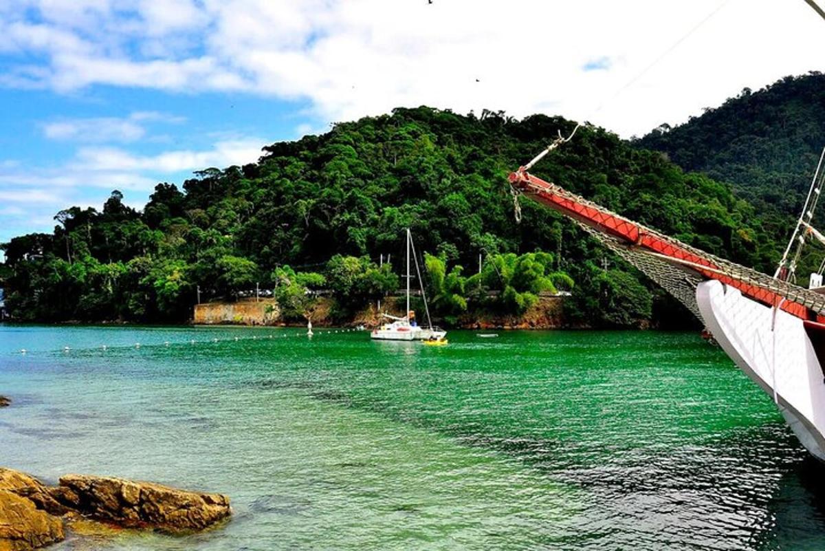 Un puente sobre un río con un barco en el agua