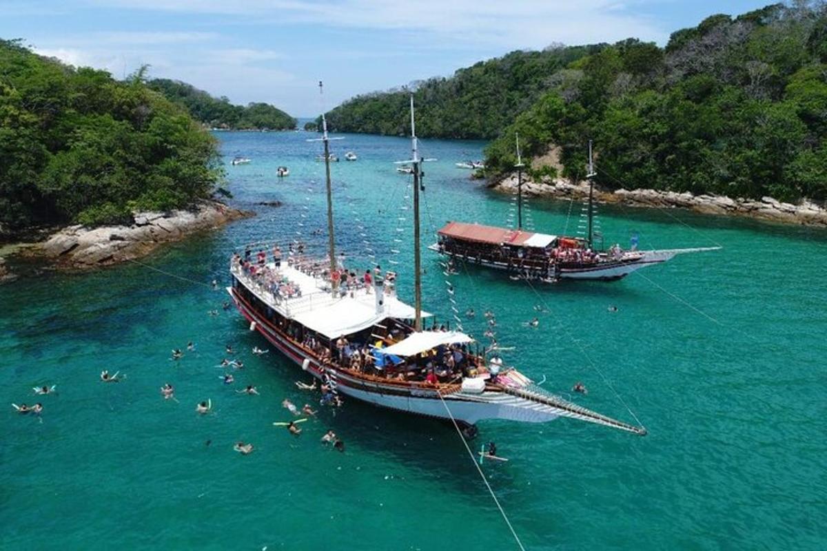 Dos barcos en el agua con gente en ellos
