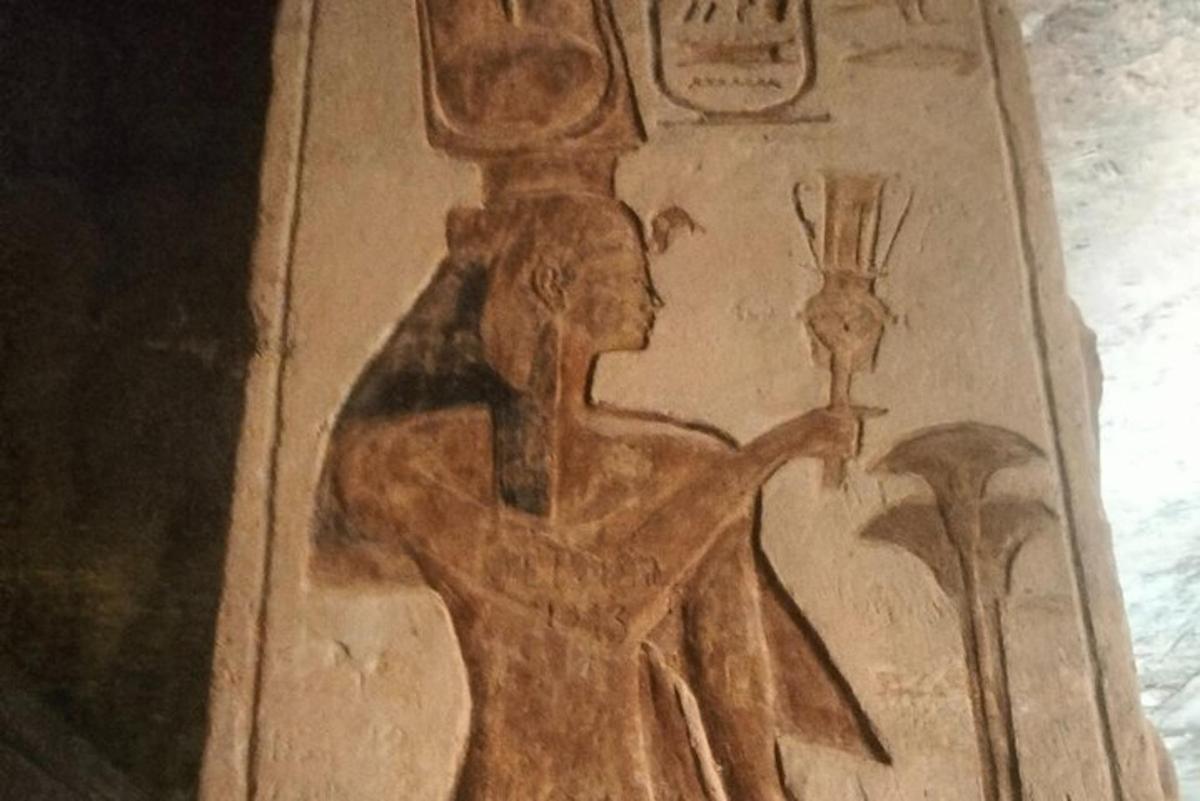 maal, kus naine hoiab seinal küünalt