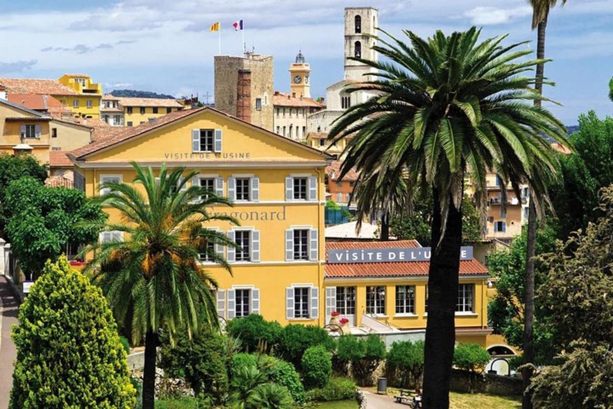 Un edificio amarillo con palmeras en una ciudad.