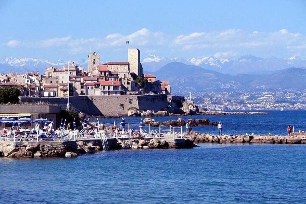 una città sulla riva di uno specchio d'acqua