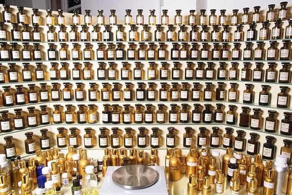 zeď plná spousty lahví s alkoholem