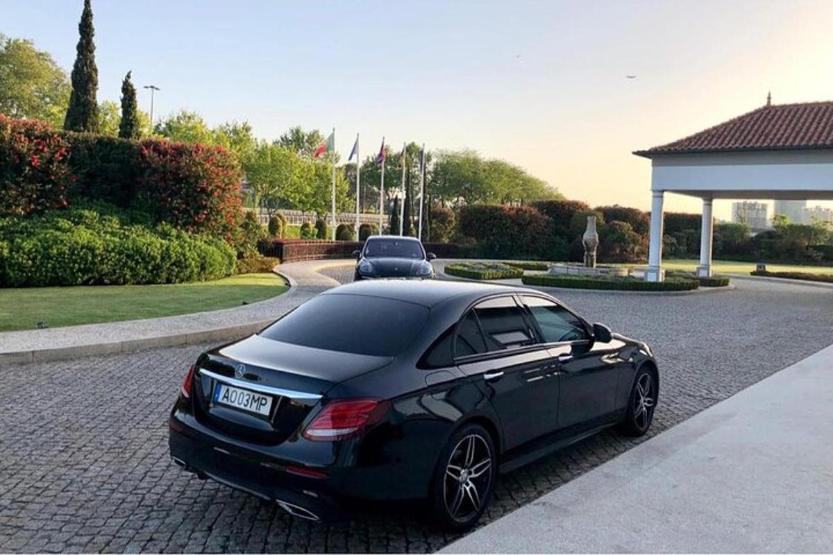 um carro preto estacionado na garagem