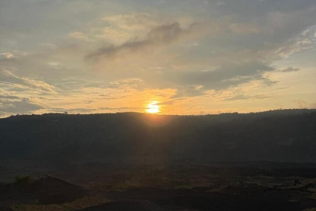 un tramonto con il sole che tramonta in lontananza