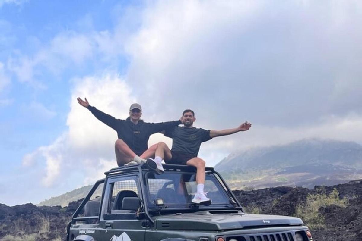 due uomini seduti sul tetto di una jeep