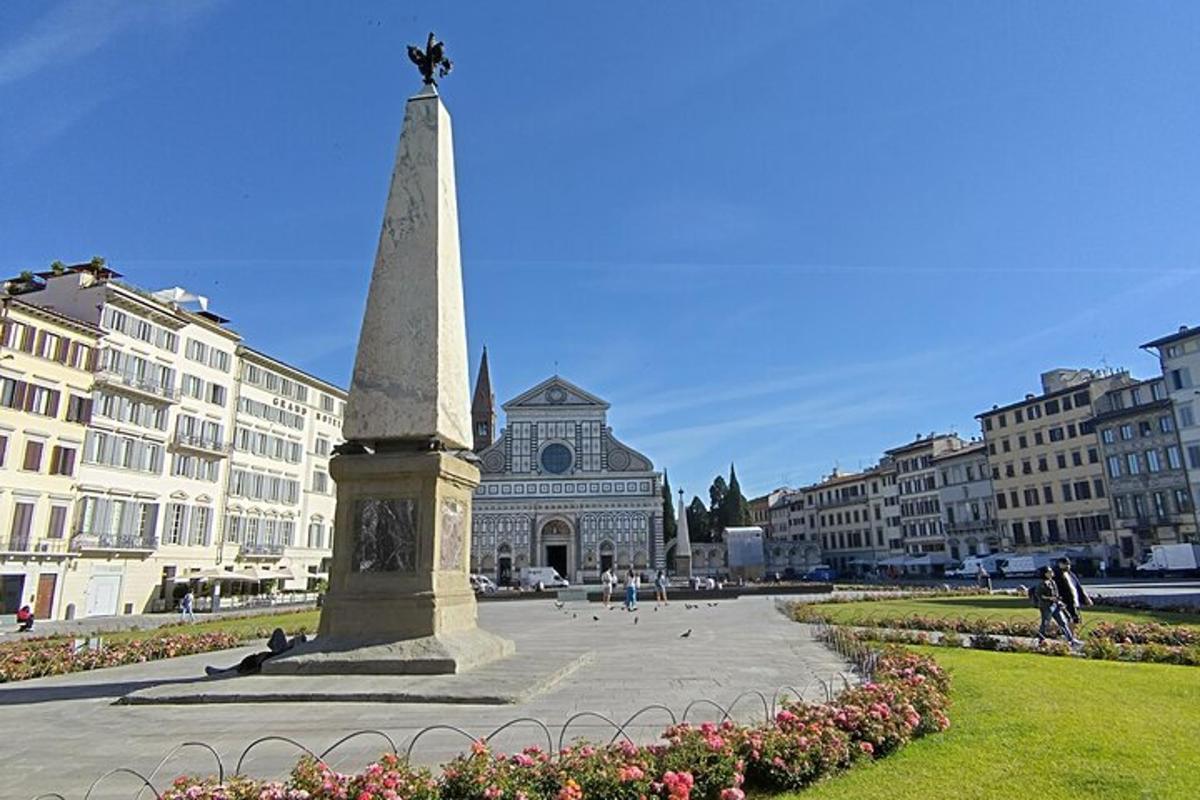 Un monumento en medio de una ciudad con edificios.