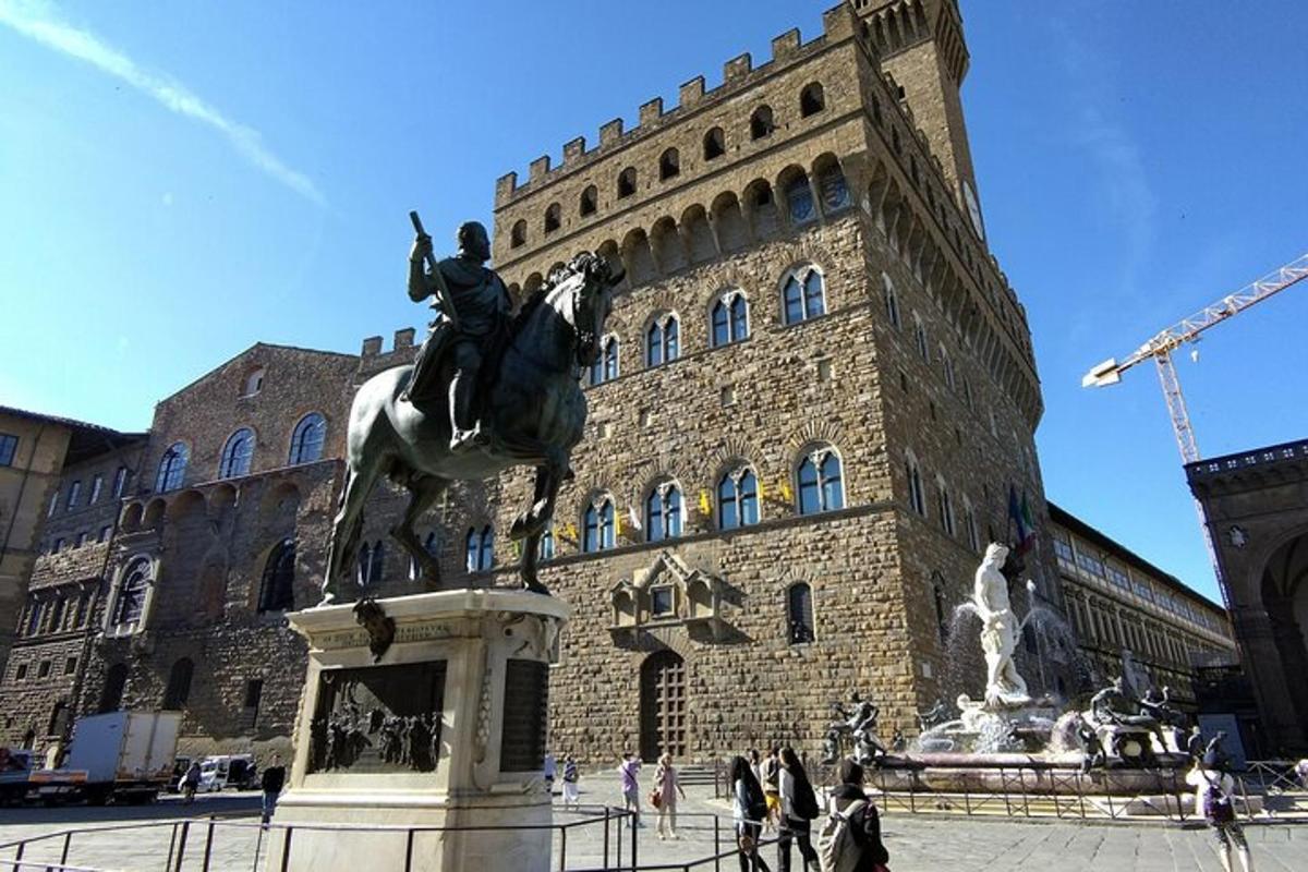 Una estatua de un hombre a caballo frente a un edificio.