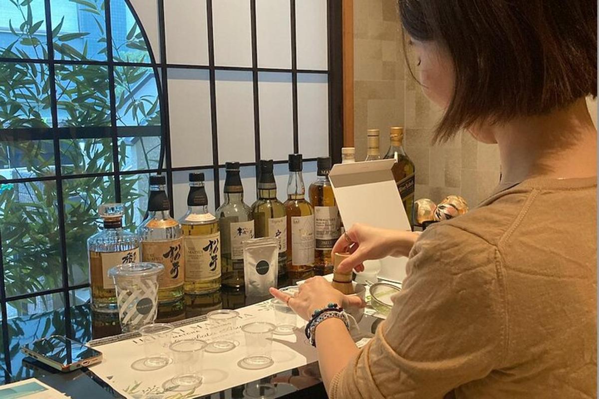 eine Frau steht vor einem Tisch mit Alkoholflaschen