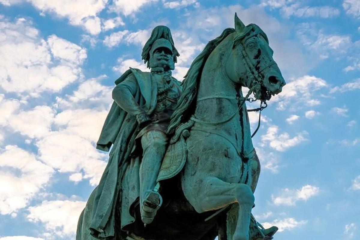 eine Statue eines Mannes, der auf einem Pferd reitet