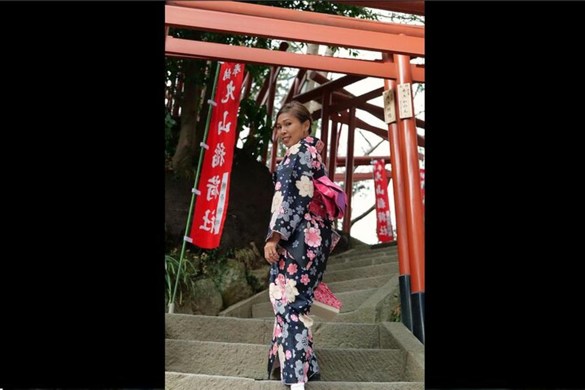 Ung stúlka í kimono gengur niður stiga