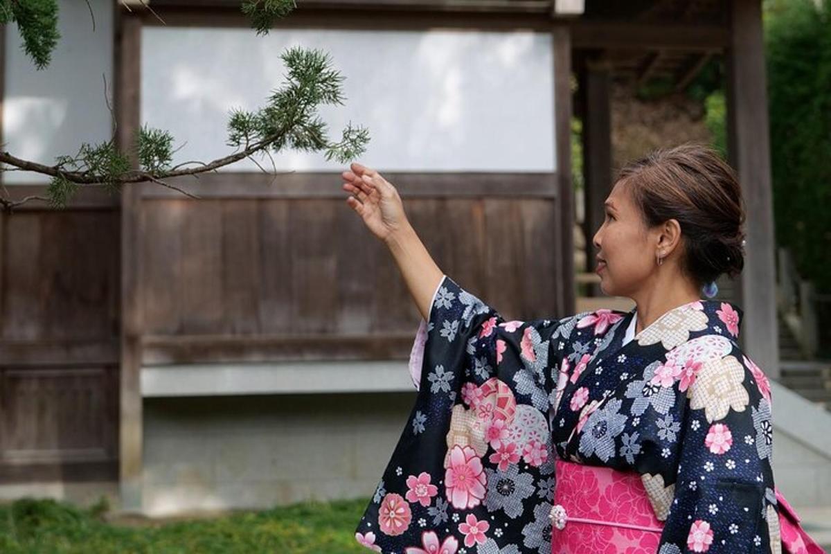 một người phụ nữ mặc kimono đang đỡ một cái cây