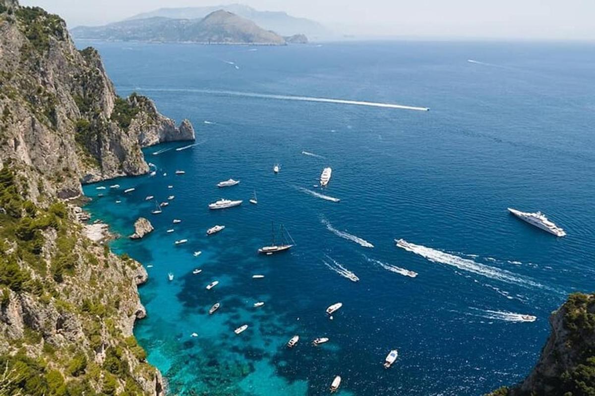 μια ομάδα σκαφών σε ένα μεγάλο υδάτινο σώμα