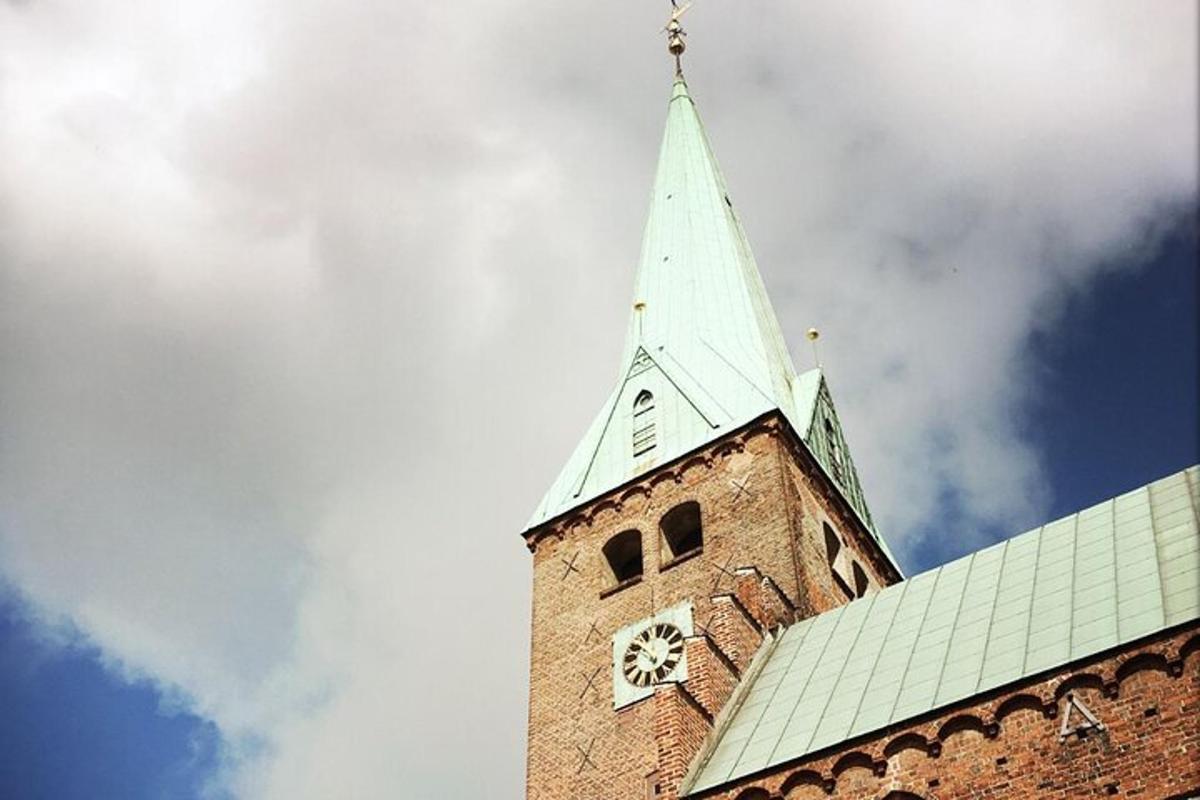 ein Glockenturm mit einem Kirchturm auf einem Gebäude