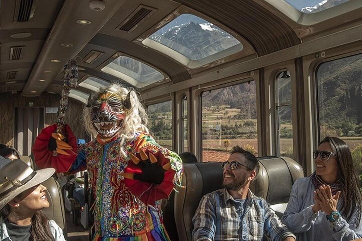 un grup de oameni care călătoresc într-un tren cu un clovn