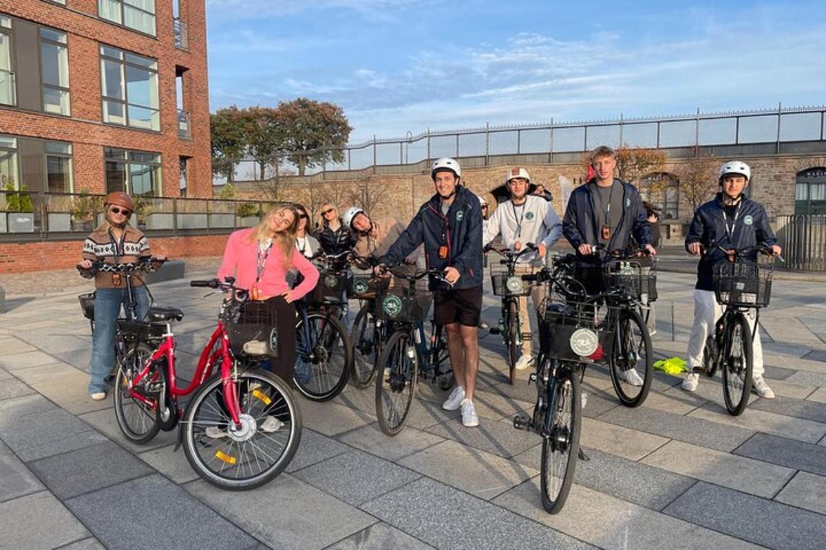 un gruppo di persone in posa con le loro biciclette