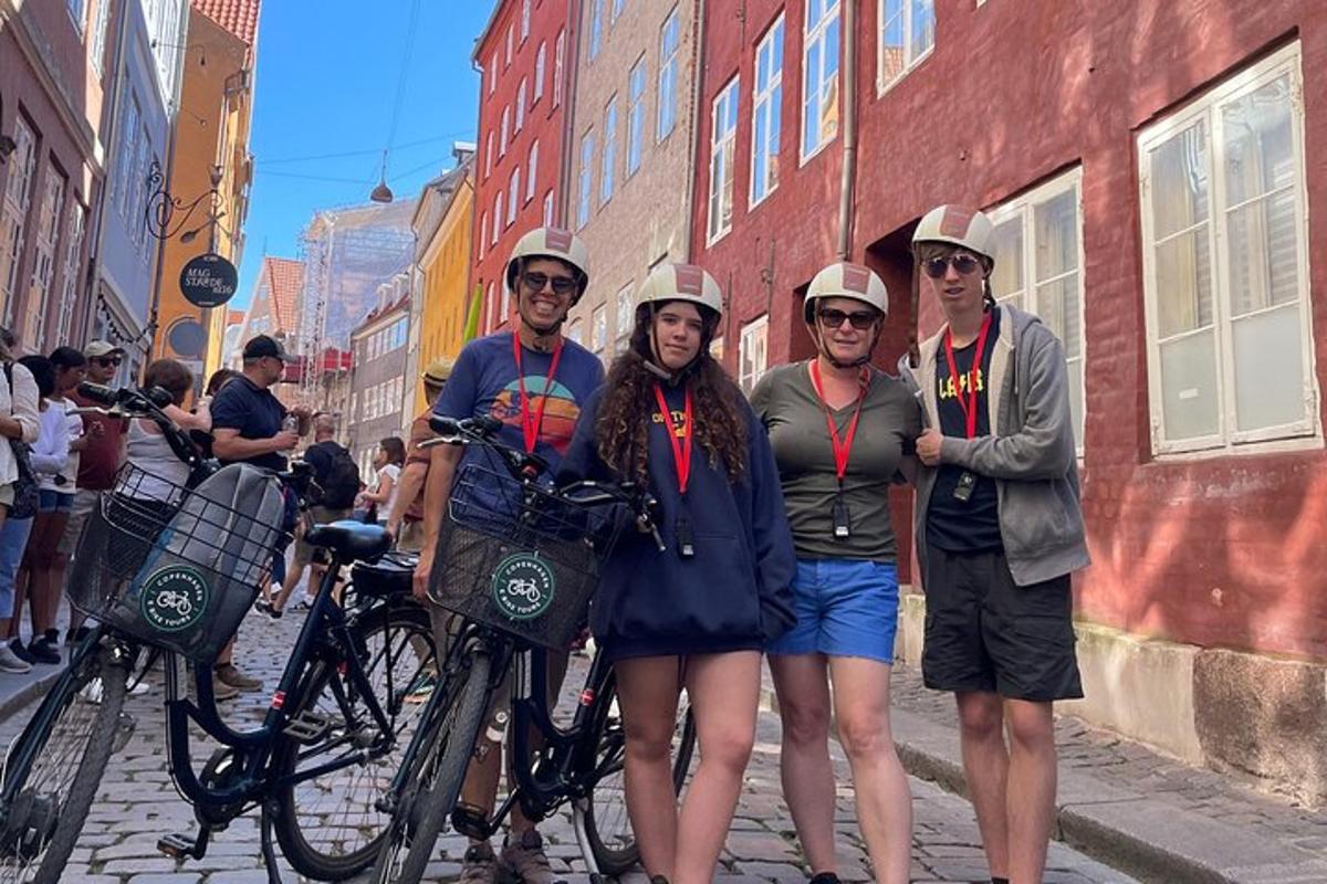 un gruppo di persone in piedi su una strada con le biciclette
