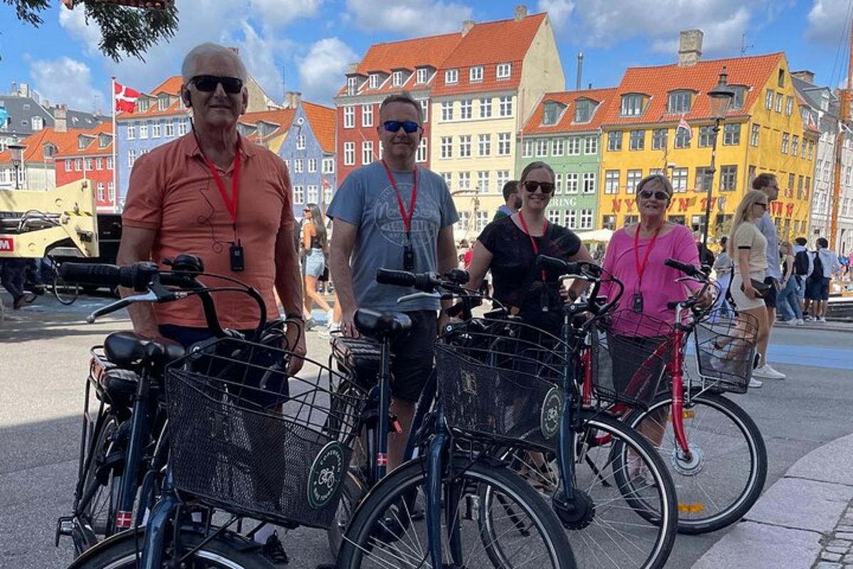 un gruppo di persone in piedi accanto alle loro biciclette