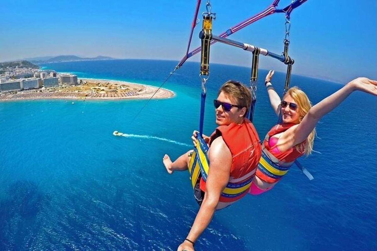 dva lidé jedoucí na zip line nad oceánem