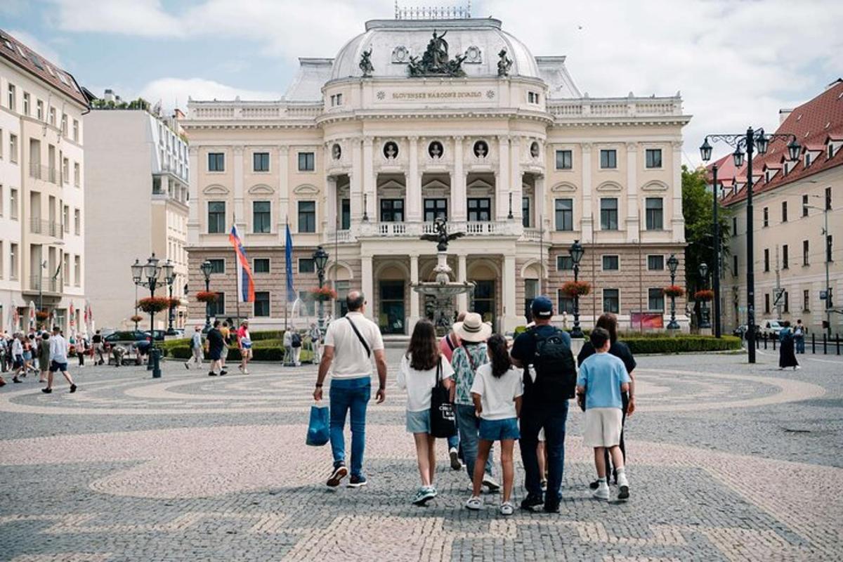un gruppo di persone in piedi davanti a un edificio