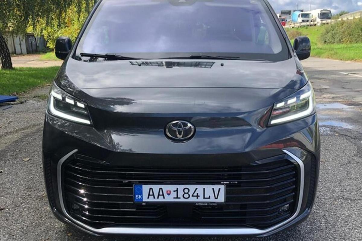 un'auto argentata parcheggiata in un parcheggio
