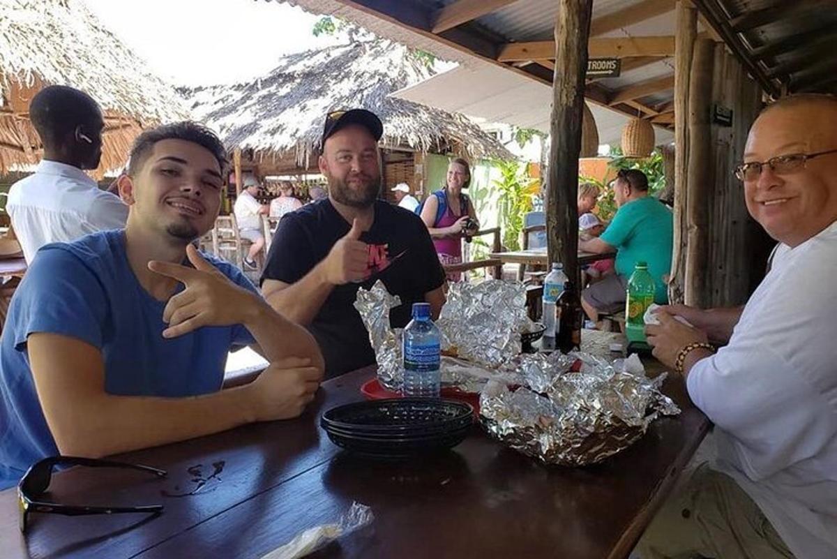 skupina mužů sedících u stolu