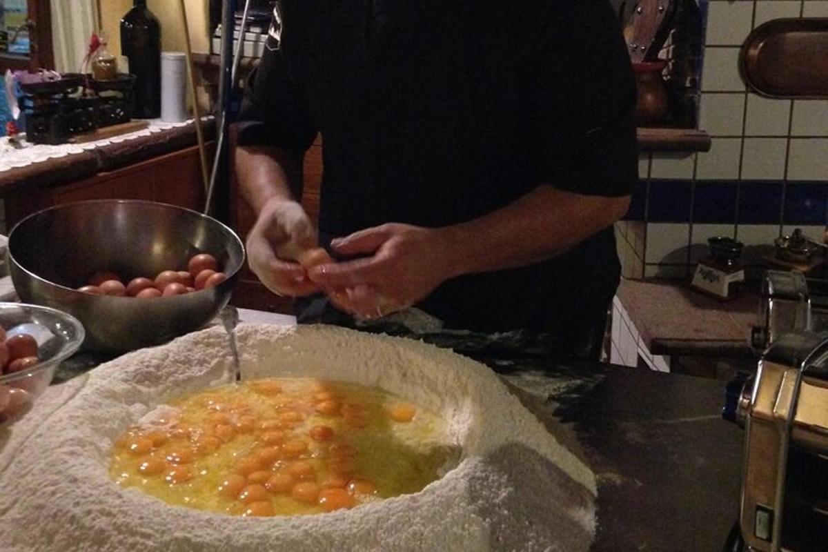 isang lalaking naghahalo ng mga sangkap sa isang mangkok sa isang kusina