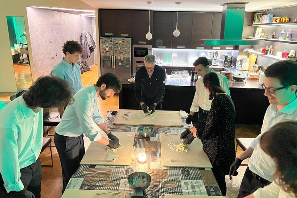 קבוצת אנשים עומדים סביב שולחן