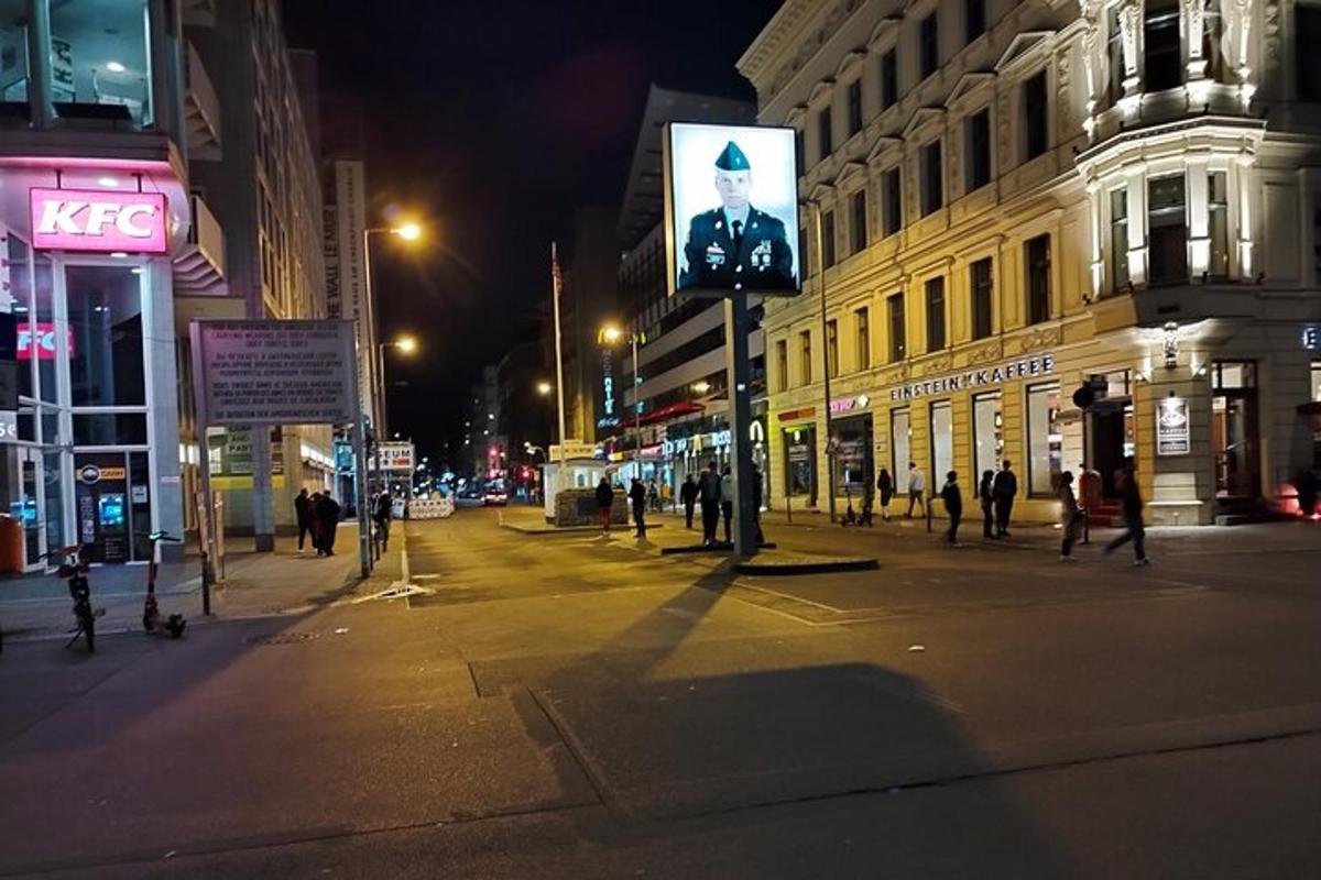 mestna ulica ponoči z ljudmi, ki hodijo po njej