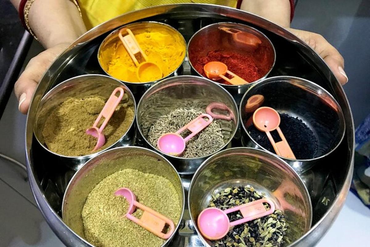 uma panela cheia de diferentes tipos de especiarias