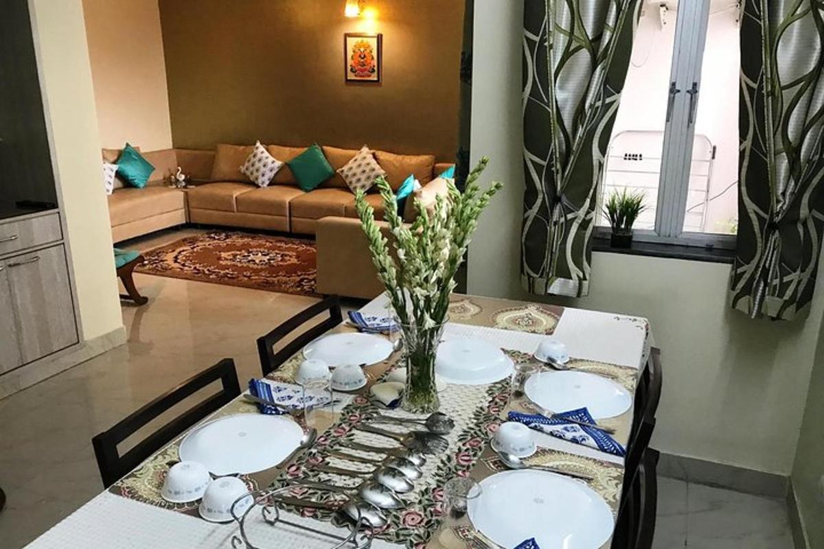 uma sala de jantar com uma mesa e um sofá
