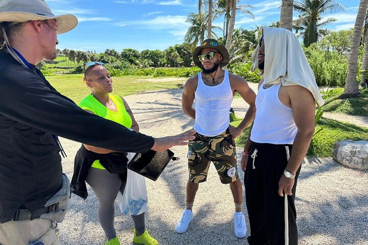 un gruppo di persone in piedi accanto a un uomo