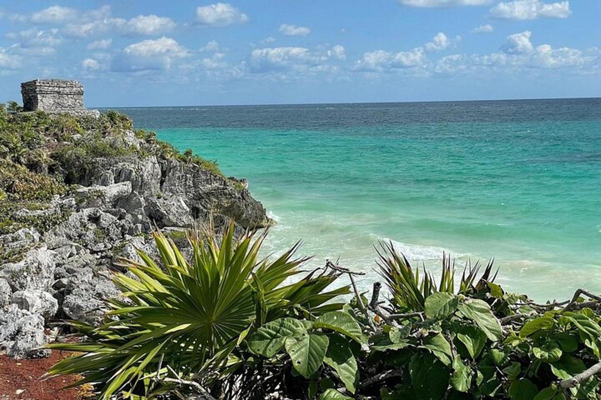 una vista dell'oceano da una spiaggia rocciosa