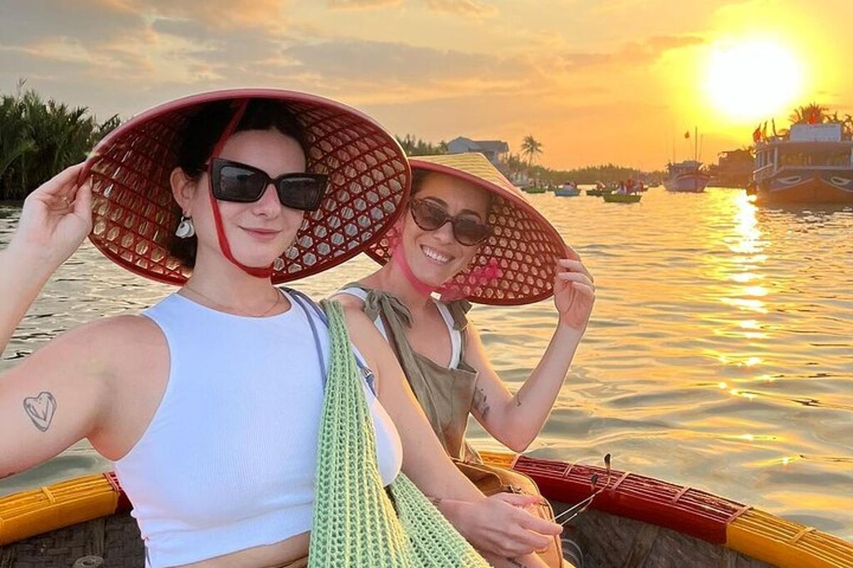 水上のボートに乗った帽子をかぶった二人の女性