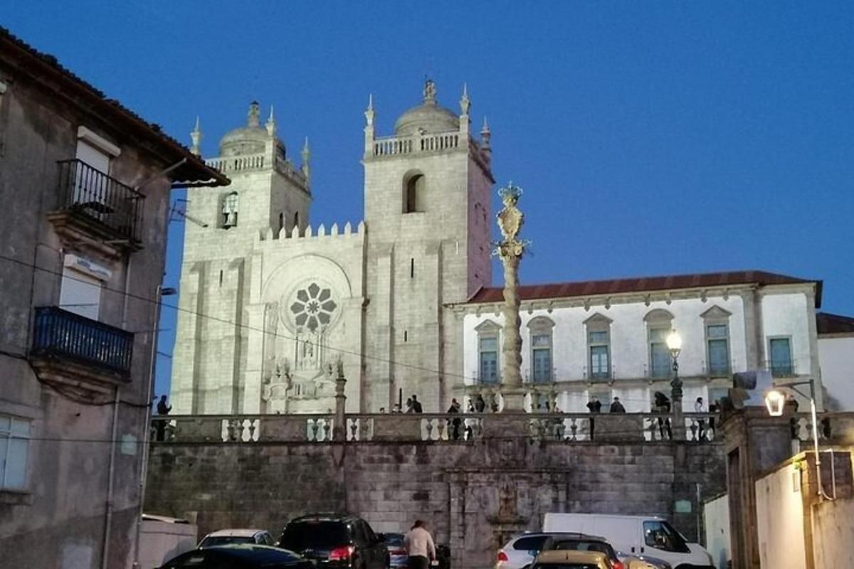 un grande edificio con auto parcheggiate di fronte