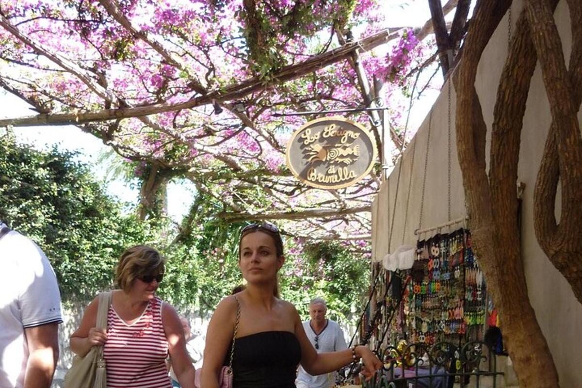 жена стоји испред продавнице