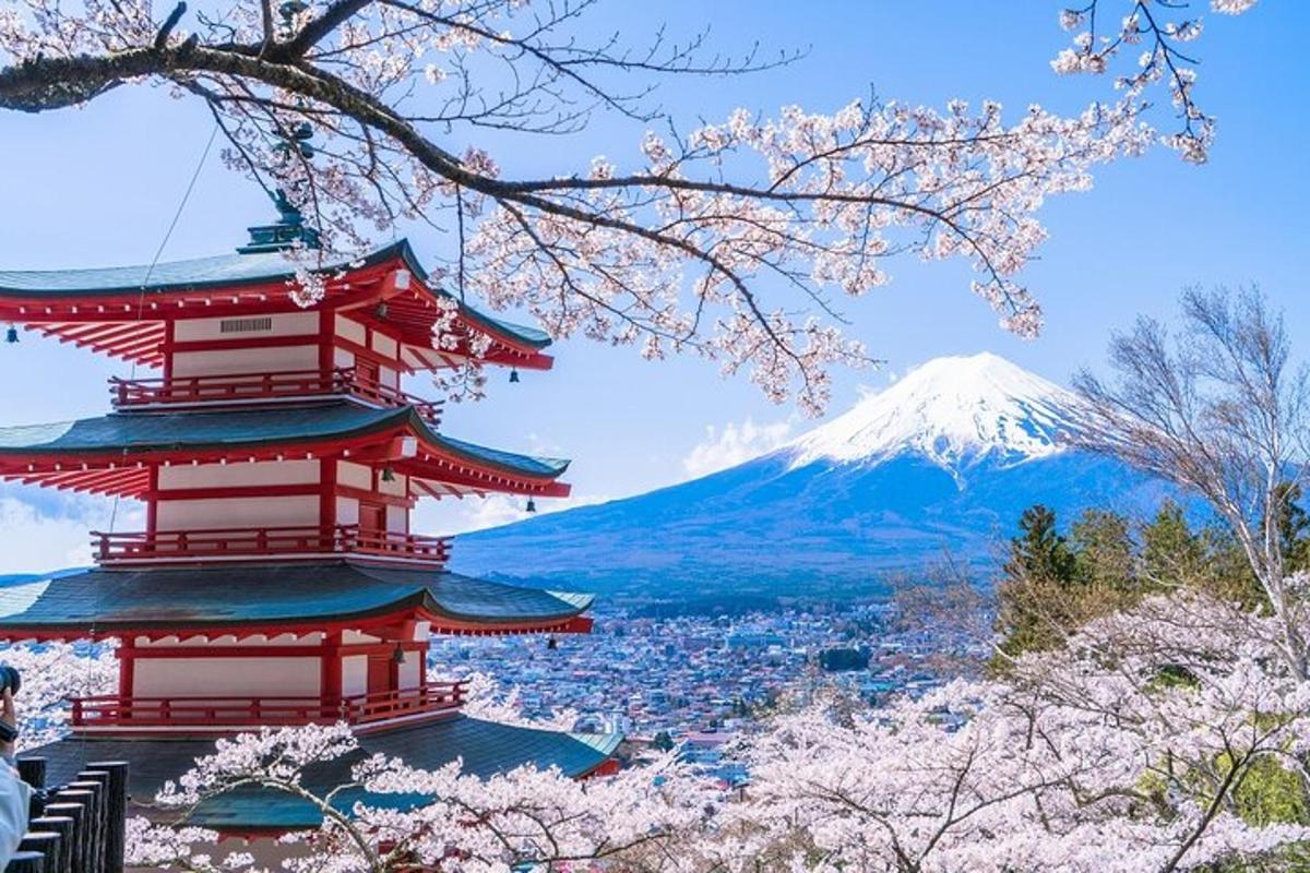 una pagoda rossa con una montagna sullo sfondo