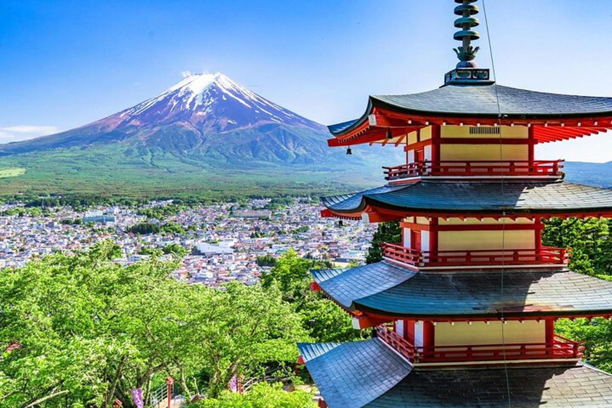 una pagoda con una montagna sullo sfondo